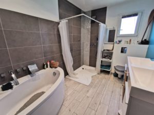 salle-d-eau-avec-baignoire